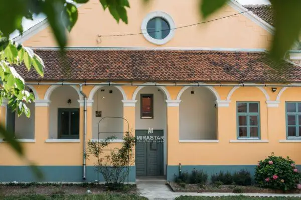 Casa parohială evanghelica din Vulcan Lucrari Tamplarie, Ferestre si Usi din Lemn Stratificat